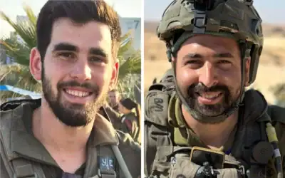 Le major Yuval Ezra, 27 ans, et le sergent-chef (Rés.) Benayahu Mellet, 32 ans, tués lors d’une fusillade en Cisjordanie le 24 juillet 2026. (Crédit : Autorisation)