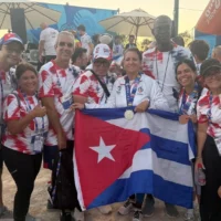 Hella Eskenazi (au centre) pose avec la délégation cubaine aux Jeux des Maccabiades en Israël. (Crédit : Hella Eskenazi)