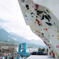 Lors d’une épreuve de la Coupe du monde de para-escalade de l'IFSC (devenu World Climbing), à Innsbruck (Autriche), en 2025. (Crédit : Lena Drapella/IFSC)