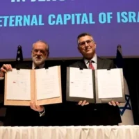 L'ambassadeur des États-Unis en Israël, Mike Huckabee, et le ministre des Affaires étrangères, Gideon Saar, lors de la cérémonie officielle de signature, au ministère des Affaires étrangères, de l'accord mettant à disposition des terrains du complexe Allenby en vue de la construction d'un complexe permanent pour l'ambassade des États-Unis à Jérusalem, le 1er juillet 2026. (Boaz Oppenheim/GPO)