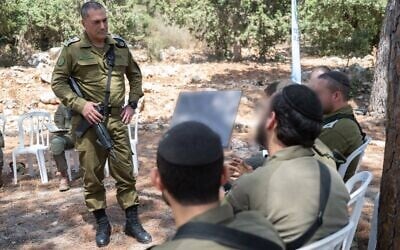 Le chef d’état-major de Tsahal, le général de corps d’armée Eyal Zamir, s’adresse à des officiers haredim de la brigade Hasmonéenne, à la frontière libanaise, le 29 juillet 2026. (Crédit : Tsahal) Le chef d’état-major de Tsahal, le général de corps d’armée Eyal Zamir, s’adresse à des officiers haredim de la brigade Hasmonéenne, à la frontière libanaise, le 29 juillet 2026. (Crédit : Tsahal)
