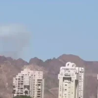Un panache de fumée est visible au loin depuis Eilat après une attaque de missiles iraniens contre la Jordanie le 22 juillet 2026. (Capture d’écran : Telegram)