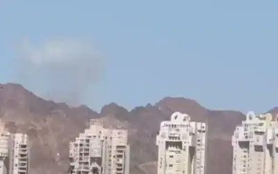 Un panache de fumée est visible au loin depuis Eilat après une attaque de missiles iraniens contre la Jordanie le 22 juillet 2026. (Capture d’écran : Telegram) Un panache de fumée est visible au loin depuis Eilat après une attaque de missiles iraniens contre la Jordanie le 22 juillet 2026. (Capture d’écran : Telegram)
