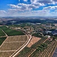 Vue aérienne d'Emek Hefer. (Crédit : Guy Shmueli)