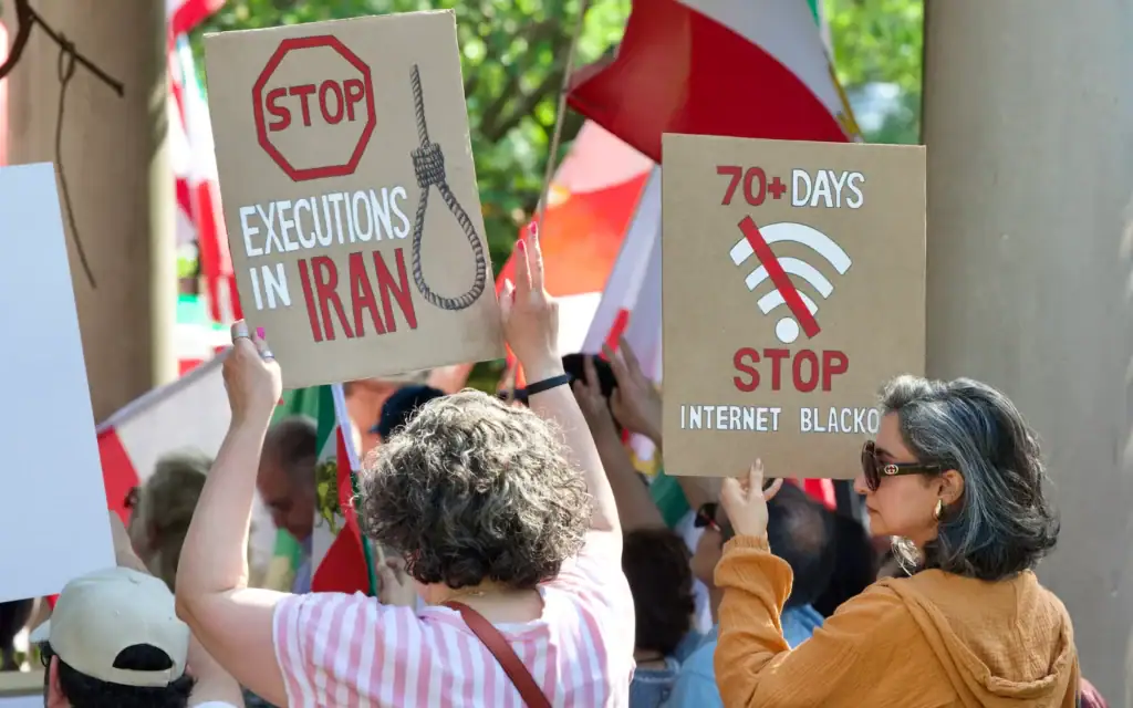 Des manifestants brandissant des pancartes se rassemblent près du pont Francis Scott Key lors d'un rassemblement organisé en soutien au peuple iranien et pour condamner l'exécution de prisonniers politiques en Iran, à Washington, DC, le 16 mai 2026. (Crédit: Amid Farahi/AFP)