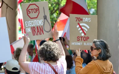 Des manifestants brandissant des pancartes se rassemblent près du pont Francis Scott Key lors d'un rassemblement organisé en soutien au peuple iranien et pour condamner l'exécution de prisonniers politiques en Iran, à Washington, DC, le 16 mai 2026. (Crédit: Amid Farahi/AFP)