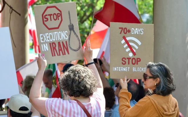 Des manifestants brandissant des pancartes se rassemblent près du pont Francis Scott Key lors d'un rassemblement organisé en soutien au peuple iranien et pour condamner l'exécution de prisonniers politiques en Iran, à Washington, DC, le 16 mai 2026. (Crédit: Amid Farahi/AFP)