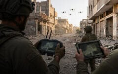 Les soldats de l'armée israélienne utilisent la télécommande universelle de la start-up de technologie de défense EyesAtop, fondée en Israël, pour piloter divers drones. (Autorisation : EyesAtop)