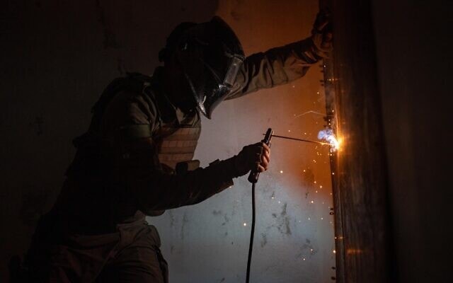 Des soldats de l’armée israélienne scellant le domicile d’un Palestinien impliqué dans une fusillade meurtrière dans le village de Tell, en Cisjordanie, sur une photo publiée le 26 juillet 2026. (Crédit : Armée israélienne)
