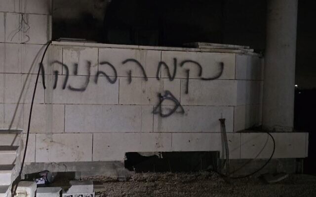« La vengeance de Benayahu » tagué sur une mosquée qui a également été incendiée, dans le village de Qusra, en Cisjordanie, le 26 juillet 2026. (Crédit : Capture d’écran/X ; utilisée conformément à l’article 27a de la loi sur le droit d’auteur) « La vengeance de Benayahu » tagué sur une mosquée qui a également été incendiée, dans le village de Qusra, en Cisjordanie, le 26 juillet 2026. (Crédit : Capture d’écran/X ; utilisée conformément à l’article 27a de la loi sur le droit d’auteur)
