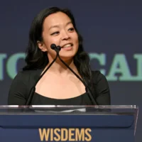 La candidate au poste de gouverneur, Francesca Hong, s’exprime sur scène lors de la convention des démocrates du Wisconsin de 2026, à Madison, dans le Wisconsin, le 14 juin 2026. (Crédit : Daniel Boczarski/Getty Images pour WisDems/AFP)