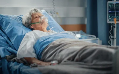 Image d'illustration d'une femme âgée allongée sur un lit d'hôpital. (gorodenkoff, iStock par Getty Images)
