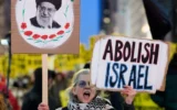 Des manifestants anti-Israël protestent contre la guerre en Iran le 2 mars 2026, à New York. (Adam Gray / Getty Images via AFP)