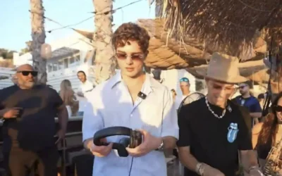 Le polémique influenceur « looksmaxxing », Clavicula,  sur la plage de Tel-Aviv en juillet 2026. (Capture d'écran/Kick)