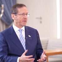 Le président Isaac Herzog lors d'une interview diffusée sur la chaîne Al Arabiya, le 16 juillet 2026. (Crédit : Capture d'écran/Al Arabiya)