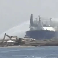 Des pompiers s’efforcent d’éteindre l’incendie qui ravage un méthanier provoqué par une frappe par de drone iranien dans le port égyptien de Damiette, le 29 juillet 2026. (Crédit : Capture d’écran/X ; utilisée conformément à l’article 27a de la loi sur le droit d’auteur)