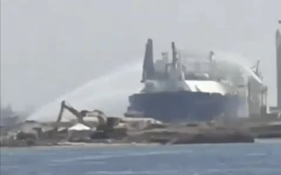 Des pompiers s’efforcent d’éteindre l’incendie qui ravage un méthanier provoqué par une frappe par de drone iranien dans le port égyptien de Damiette, le 29 juillet 2026. (Crédit : Capture d’écran/X ; utilisée conformément à l’article 27a de la loi sur le droit d’auteur)