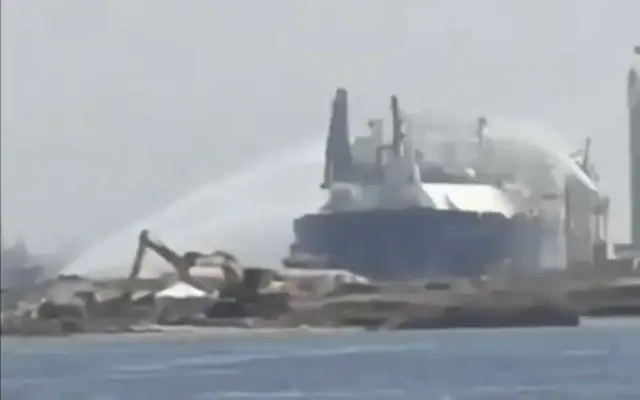 Des pompiers s’efforcent d’éteindre l’incendie qui ravage un méthanier provoqué par une frappe par de drone iranien dans le port égyptien de Damiette, le 29 juillet 2026. (Crédit : Capture d’écran/X ; utilisée conformément à l’article 27a de la loi sur le droit d’auteur)
