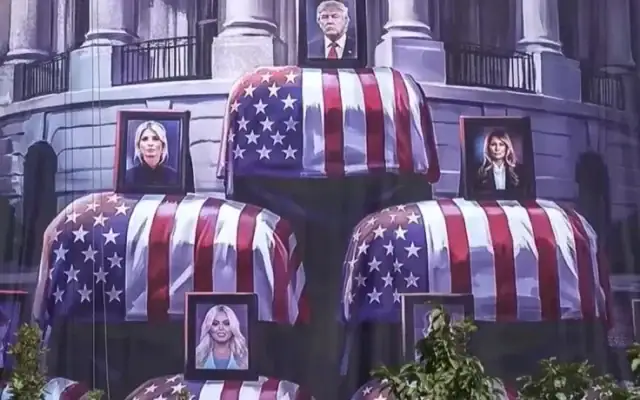 Une affiche géante représentant les cercueils de la famille Trump exposée sur la place de la Palestine en Iran, le 17 juillet 2026. (Crédit : Capture d’écran YouTube de Crux)