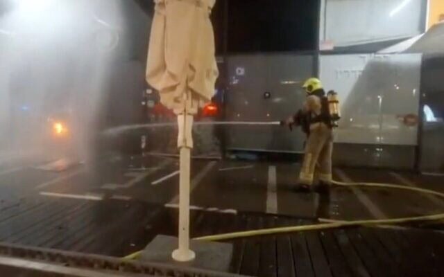 Les pompiers éteignent un incendie provoqué par un attentat à la grenade contre une succursale de Japanika à Afula, le 14 juillet 2026 (Capture d'écran / Services d'incendie et de secours d'Israël)