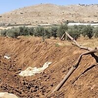 Une canalisation d'eau sectionnée lors de la construction de la barrière de sécurité dans le nord de la vallée du Jourdain, en juillet 2026. (Ilan Volkov/Jordan Valley Activists)