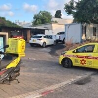 Les lieux de l'attaque à l'arme blanche qui a coûté la vie au rabbin Amos Guetta, 75 ans, à Netanya, le 1ᵉʳ juillet 2026. (Crédit :  Magen David Adom)