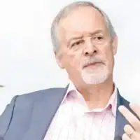 Edmund Fitton-Brown, ancien ambassadeur du Royaume-Uni et diplomate chevronné. (Crédit : Autorisation)