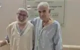 Yonatan Rom, à gauche, qui a donné son rein à Reuven Tam, à droite – dont le frère, Eyal Tam, a sauvé la vie de Rom lors d’un attentat terroriste le 7 mars 2002 – récupèrent ensemble après la greffe à l’hôpital Clalit-Beilinson, le 14 juillet 2026. (Crédit : Hôpital Clalit-Beilinson)