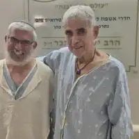 Yonatan Rom, à gauche, qui a donné son rein à Reuven Tam, à droite – dont le frère, Eyal Tam, a sauvé la vie de Rom lors d’un attentat terroriste le 7 mars 2002 – récupèrent ensemble après la greffe à l’hôpital Clalit-Beilinson, le 14 juillet 2026. (Crédit : Hôpital Clalit-Beilinson)