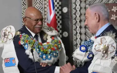 Le Premier ministre fidjien, Sitiveni Rabuka, et le Premier ministre israélien, Benjamin Netanyahu, lors de l'inauguration de l'ambassade des Fidji à Jérusalem, le 17 septembre 2025. (Crédit : Amos Ben Gershom/GPO) Le Premier ministre fidjien, Sitiveni Rabuka, et le Premier ministre israélien, Benjamin Netanyahu, lors de l'inauguration de l'ambassade des Fidji à Jérusalem, le 17 septembre 2025. (Crédit : Amos Ben Gershom/GPO)