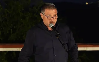 Le chef du Shin Bet, David Zini, prononce un discours le 7 juillet 2026. (Capture d’écran)