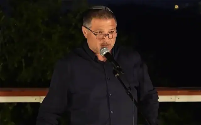 Le chef du Shin Bet, David Zini, prononce un discours le 7 juillet 2026. (Capture d’écran)