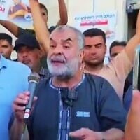 Nasser Esleem prenant la parole lors d'une manifestation organisée pour dénoncer le meurtre de son fils, Ahmad Esleem, abattu par des soldats de l'armée israélienne alors qu'il acheminait de l'aide humanitaire vers la bande de Gaza via le poste-frontière de Kerem Shalom, le 11 juillet 2026. (Crédit : Capture d'écran/X ; utilisée conformément à l'article 27a de la loi sur le droit d'auteur)