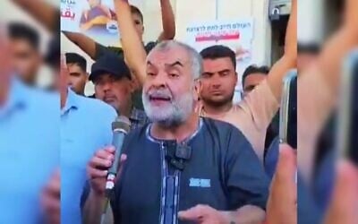 Nasser Esleem prenant la parole lors d'une manifestation organisée pour dénoncer le meurtre de son fils, Ahmad Esleem, abattu par des soldats de l'armée israélienne alors qu'il acheminait de l'aide humanitaire vers la bande de Gaza via le poste-frontière de Kerem Shalom, le 11 juillet 2026. (Crédit : Capture d'écran/X ; utilisée conformément à l'article 27a de la loi sur le droit d'auteur) Nasser Esleem prenant la parole lors d'une manifestation organisée pour dénoncer le meurtre de son fils, Ahmad Esleem, abattu par des soldats de l'armée israélienne alors qu'il acheminait de l'aide humanitaire vers la bande de Gaza via le poste-frontière de Kerem Shalom, le 11 juillet 2026. (Crédit : Capture d'écran/X ; utilisée conformément à l'article 27a de la loi sur le droit d'auteur)
