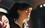 Extrait de « Noga », un film consacré à la chanteuse indie israélienne, réalisé par Benji et Jono Bergmann, qui sera projeté au Festival du film de Jérusalem, qui débutera le 9 juillet 2026. (Crédit : Autorisation)