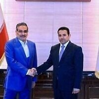 Le conseiller à la Sécurité nationale irakien, Qasim al-Araji (à droite), accueillant le secrétaire du Conseil de sécurité nationale iranien, Ali Shamkhani, à Bagdad, le 19 mars 2023. (Crédit : Centre de presse des forces de sécurité irakiennes/AFP)