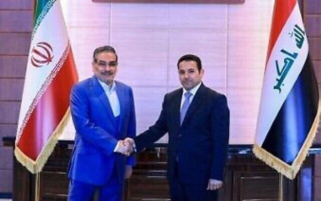 Le conseiller à la Sécurité nationale irakien, Qasim al-Araji (à droite), accueillant le secrétaire du Conseil de sécurité nationale iranien, Ali Shamkhani, à Bagdad, le 19 mars 2023. (Crédit : Centre de presse des forces de sécurité irakiennes/AFP)