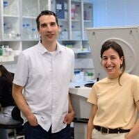 Le Dr. Ariel Afek et Noga Levy, doctorante, dans le laboratoire d'Afek à l'Institut Weizmann des sciences. (Crédit : Institut Weizmann des sciences)