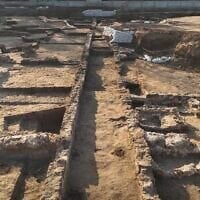 Une série de pièces ayant servi de boutiques ou d’entrepôts, mises au jour lors des fouilles d’un complexe industriel et commercial vieux de 1 300 ans à Ramat Gan, annoncées le 16 août 2026. (Crédit : Emil Aladjem/Autorité israélienne des Antiquités (IAA)