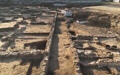 Une série de pièces ayant servi de boutiques ou d’entrepôts, mises au jour lors des fouilles d’un complexe industriel et commercial vieux de 1 300 ans à Ramat Gan, annoncées le 16 août 2026. (Crédit : Emil Aladjem/Autorité israélienne des Antiquités (IAA)
