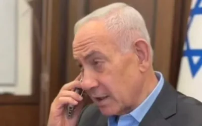 Le Premier ministre Benjamin Netanyahu au téléphone lors d'une vidéo de campagne diffusée le 23 août 2026. (Crédit : Capture d'écran/X)