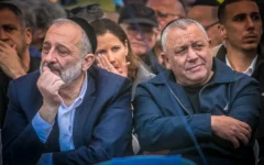 Le chef du parti Shas, Aryeh Deri (à gauche), et le député Gadi Eisenkot lors des funérailles du lieutenant-colonel de Tsahal Roi Yochai Yosef Mordechai, au cimetière militaire de Kiryat Shaul, le 7 janvier 2024. (Crédit : Miriam Alster/Flash90)
