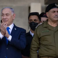 Le Premier ministre Benjamin Netanyahu (à gauche) et le chef d’état-major de Tsahal Eyal Zamir lors de la remise des diplômes d’un cours d’officiers de Tsahal, le 30 octobre 2025. (Crédit : Noam Revkin Fenton/FLASH90)