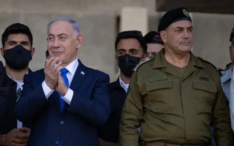 Le Premier ministre Benjamin Netanyahu (à gauche) et le chef d’état-major de Tsahal Eyal Zamir lors de la remise des diplômes d’un cours d’officiers de Tsahal, le 30 octobre 2025. (Crédit : Noam Revkin Fenton/FLASH90)