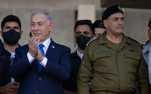 Le Premier ministre Benjamin Netanyahu (à gauche) et le chef d’état-major de Tsahal Eyal Zamir lors de la remise des diplômes d’un cours d’officiers de Tsahal, le 30 octobre 2025. (Crédit : Noam Revkin Fenton/FLASH90)