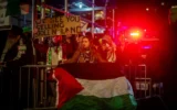 Des manifestants antisionistes devant une synagogue de New York, le 19 novembre 2025. (Luke Tress/Times of Israel)