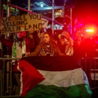 Des manifestants antisionistes devant une synagogue de New York, le 19 novembre 2025. (Luke Tress/Times of Israel)