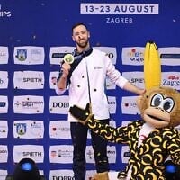 Le médaillé d'or israélien Artem Dolgopyat prenant la pose lors de la cérémonie de remise des médailles de l'épreuve au sol, dans le cadre de la première partie des finales individuelles masculines par agrès, le troisième jour des Championnats d'Europe de gymnastique artistique 2026, à l'Arena Zagreb, à Zagreb, en Croatie, le 21 août 2026. (Crédit : Marko Lukunic/PIXSELL/Sipa USA)