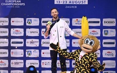 Le médaillé d'or israélien Artem Dolgopyat prenant la pose lors de la cérémonie de remise des médailles de l'épreuve au sol, dans le cadre de la première partie des finales individuelles masculines par agrès, le troisième jour des Championnats d'Europe de gymnastique artistique 2026, à l'Arena Zagreb, à Zagreb, en Croatie, le 21 août 2026. (Crédit : Marko Lukunic/PIXSELL/Sipa USA)