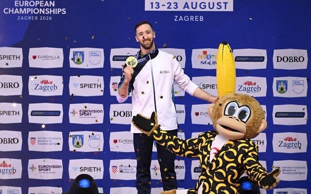 Le médaillé d'or israélien Artem Dolgopyat prend la pose lors de la cérémonie de remise des médailles de l'épreuve au sol, dans le cadre de la première partie des finales individuelles masculines par agrès, le troisième jour des Championnats d'Europe de gymnastique artistique 2026, à l'Arena Zagreb, le 21 août 2026 à Zagreb, en Croatie. (Crédit : Marko Lukunic/PIXSELL/Sipa USA)